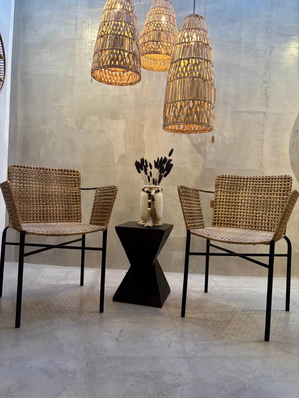 ¡Set Sweet Valentine's! ¡Para tu balcón o terraza! 2 Sillas Sonora, 1 Mesa Auxiliar Sonora y 1 Jarrón Mexicali.