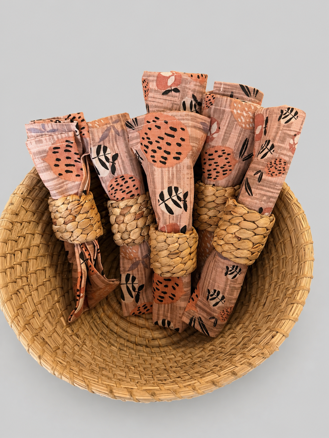 Set de Servilletas de Tela con Servilleteros de Fibra Natural y canasta decorativa